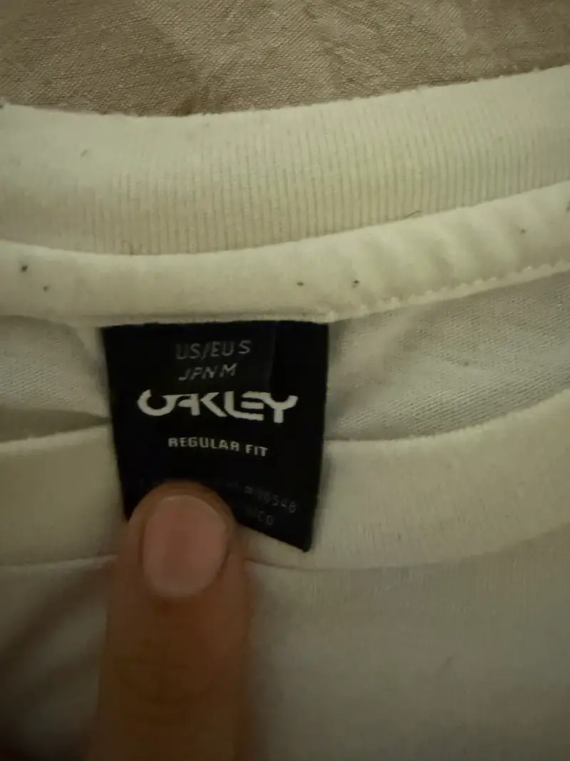 Polera blanca Oakley con bolsillo camuflado - 2