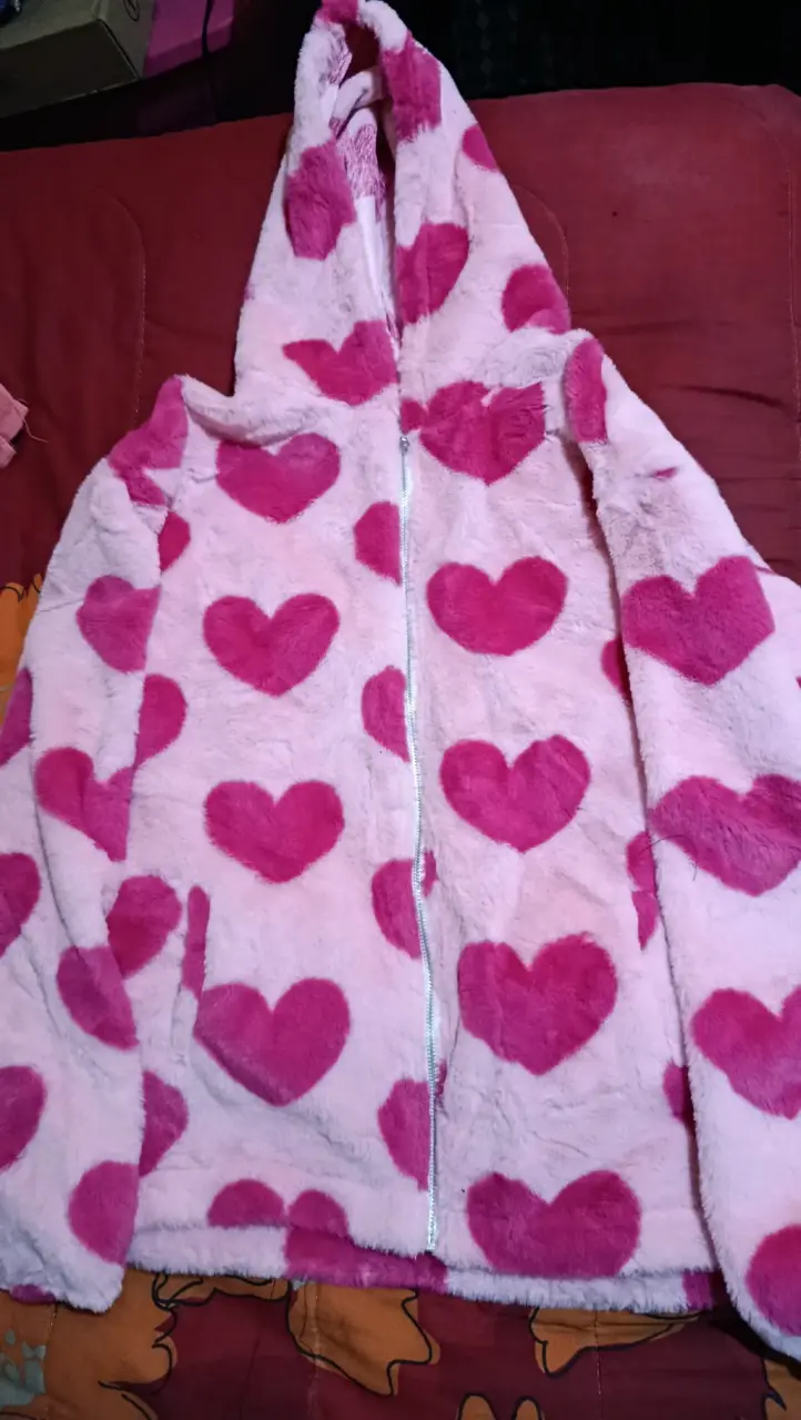 Poleron polar con capucha y corazones