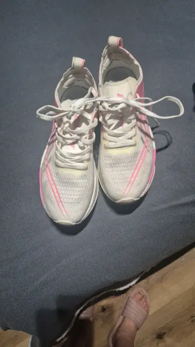 Zapatillas deportivas blancas con detalles rosados - miniatura 1