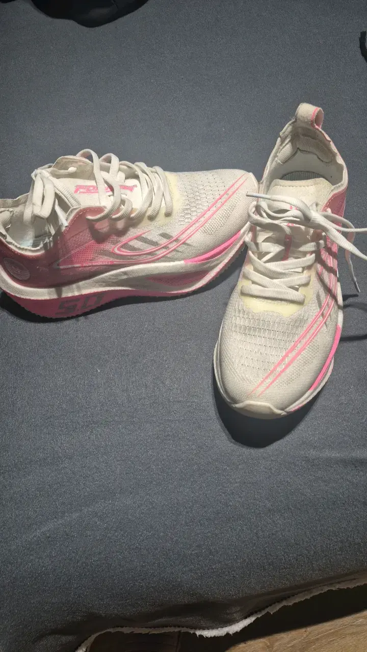 Zapatillas deportivas blancas con detalles rosados - 2