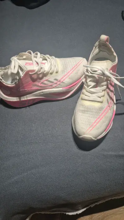Zapatillas deportivas blancas con detalles rosados - miniatura 2