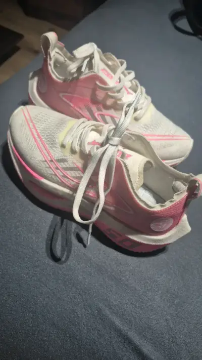 Zapatillas deportivas blancas con detalles rosados - miniatura 3