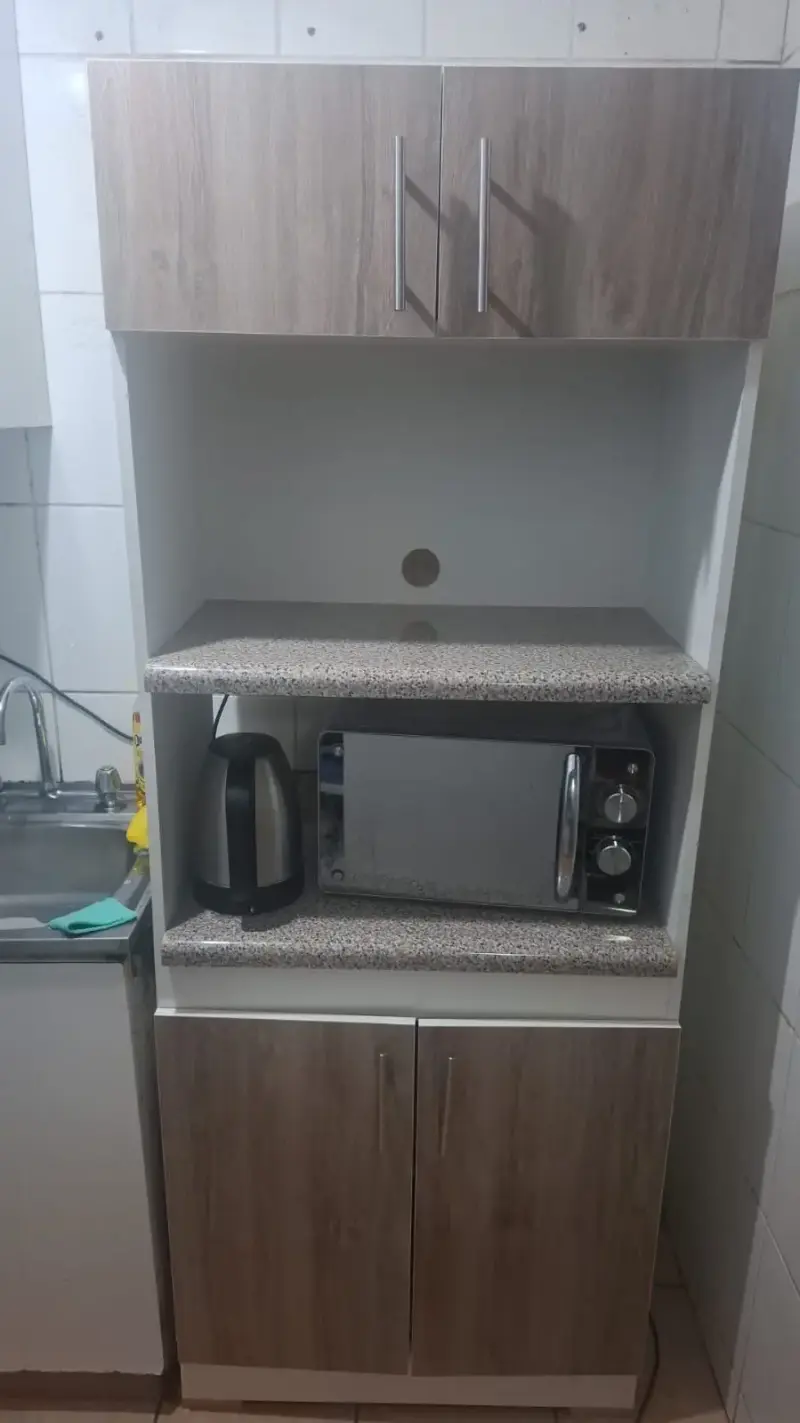 Mueble de cocina con espacio para microondas