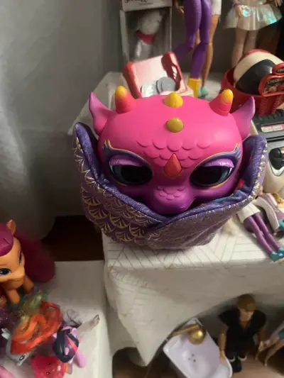 Juguete interactivo dragón rosa con luces - miniatura 2