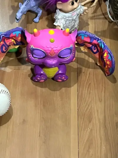 Juguete interactivo dragón rosa con luces - miniatura 3