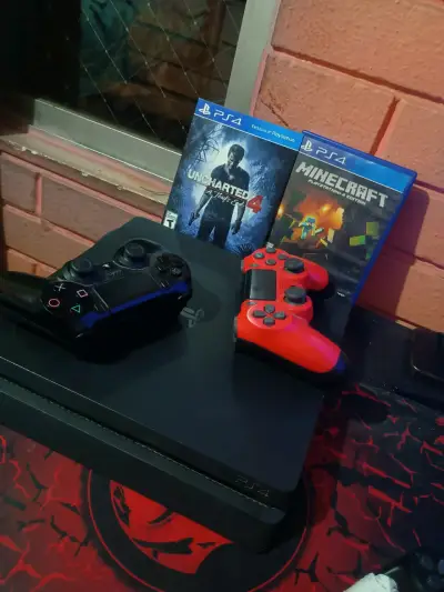 Consola PS4 con juegos y controles - miniatura 1