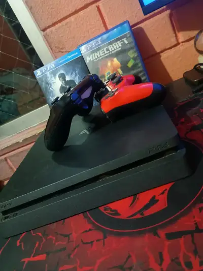 Consola PS4 con juegos y controles - miniatura 2