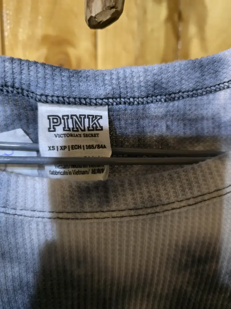 Polera gris PINK de Victoria's Secret - 1