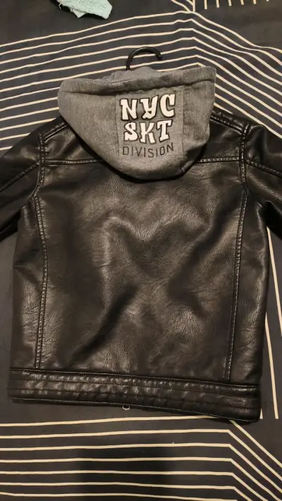 Chaqueta de niño/a cuero sintético con capucha NYC - miniatura 1