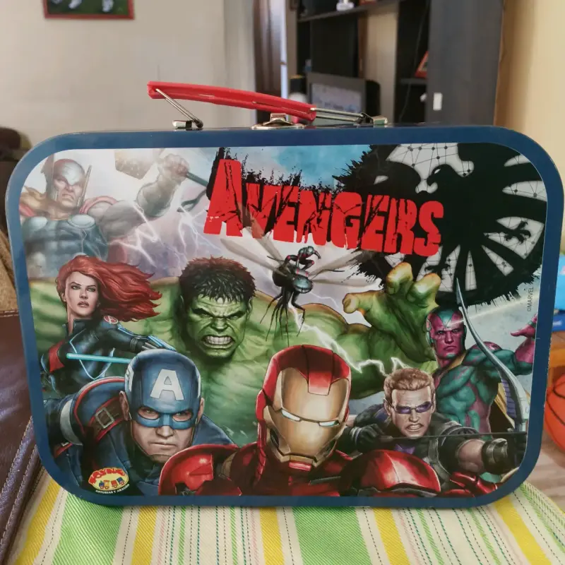 Lonchera metálica Avengers con diseño colorido - 1