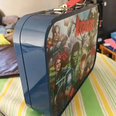 Lonchera metálica Avengers con diseño colorido - miniatura 3