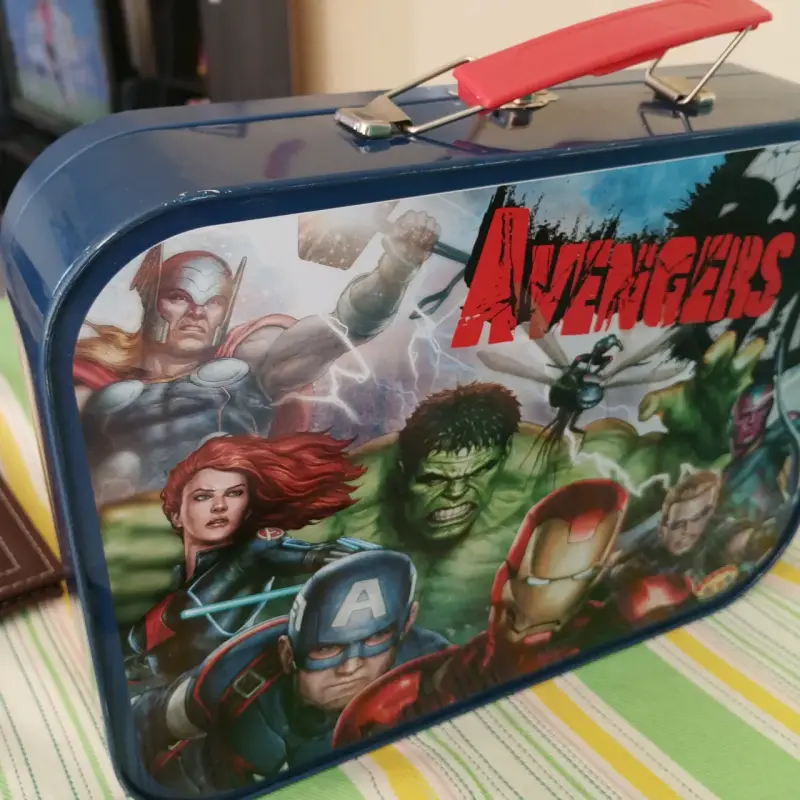 Lonchera metálica Avengers con diseño colorido - 5