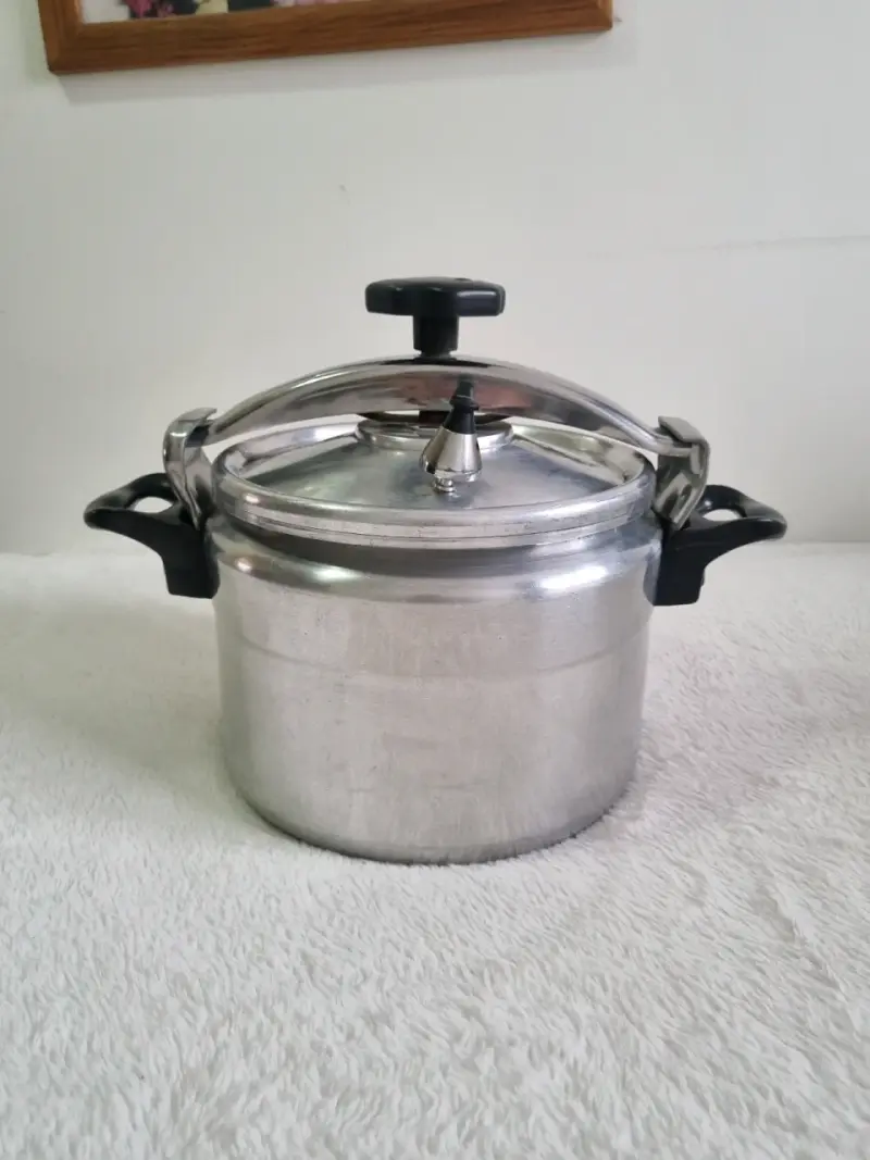 Olla a presión de aluminio con tapa segura - 1