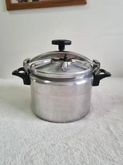 Olla a presión de aluminio con tapa segura - miniatura 1