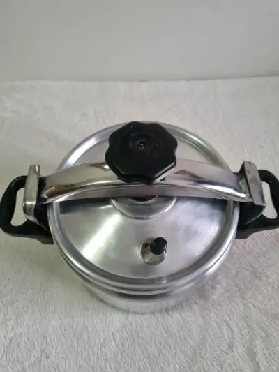 Olla a presión de aluminio con tapa segura - miniatura 2