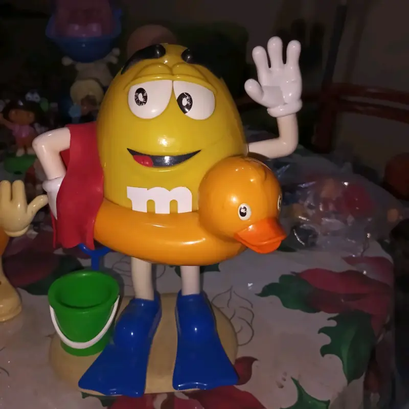 Figura coleccionable M&M amarillo con flotador