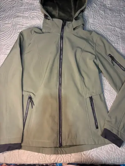 Chaqueta softshell verde con capucha - miniatura 1