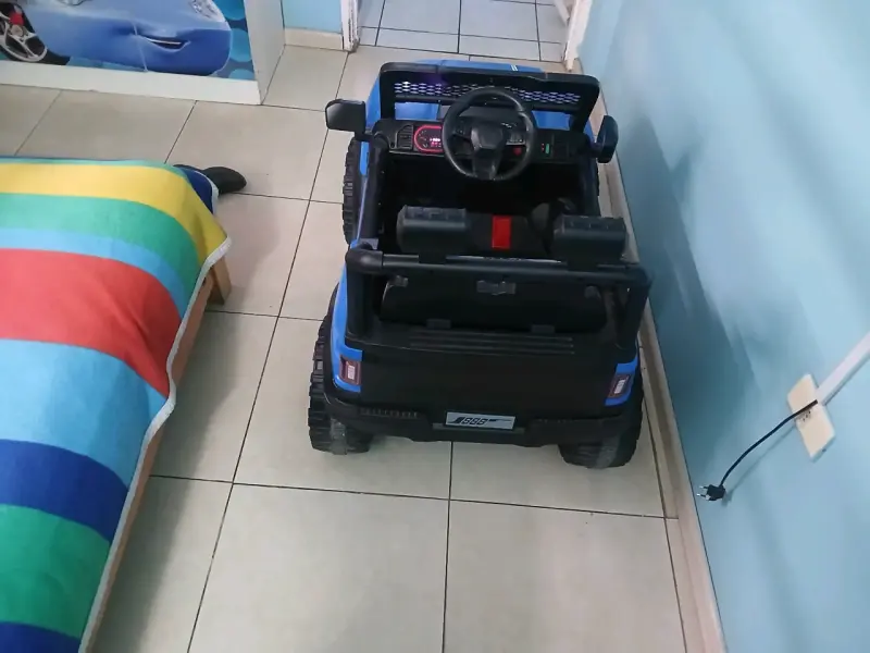 Auto eléctrico infantil Bebesit azul - 4