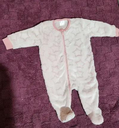 Enteritos de bebé rosado con diseño - miniatura 2