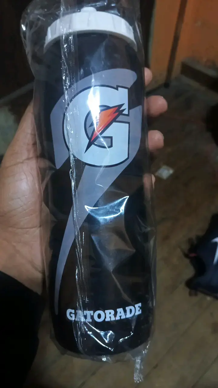 Botella deportiva Gatorade negra nueva - 1