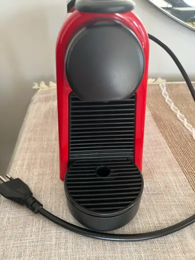 Cafetera Nespresso roja compacta - miniatura 1