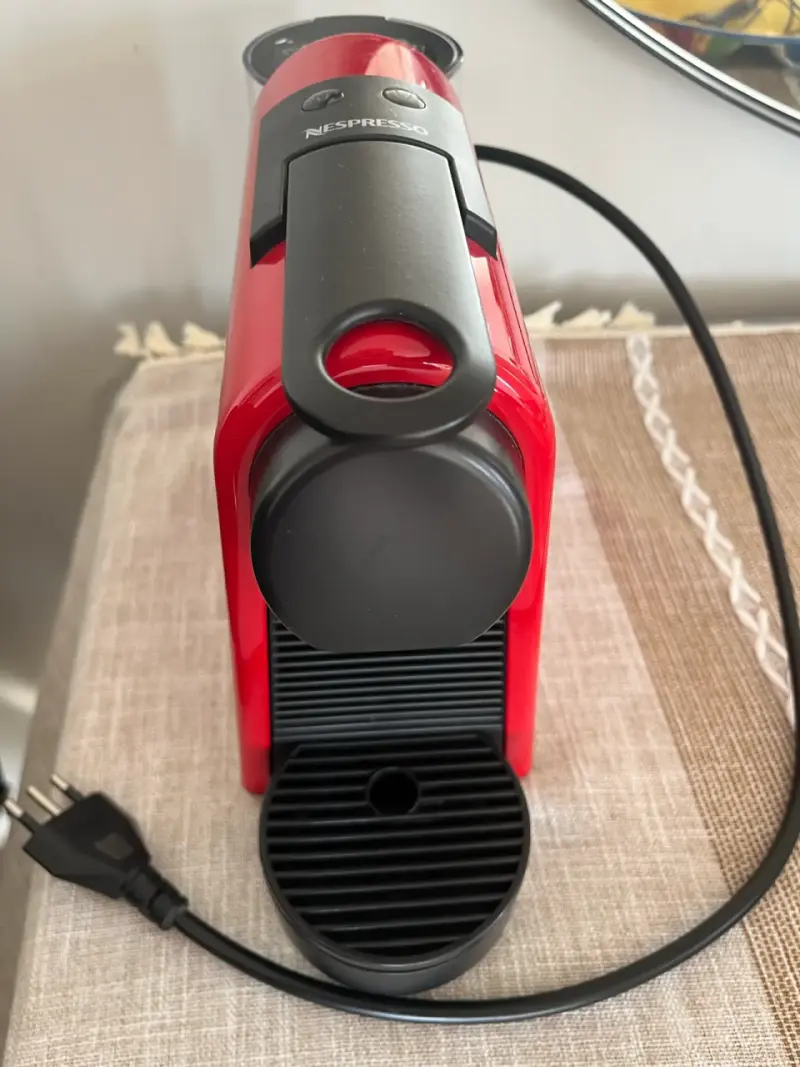 Cafetera Nespresso roja compacta - 2