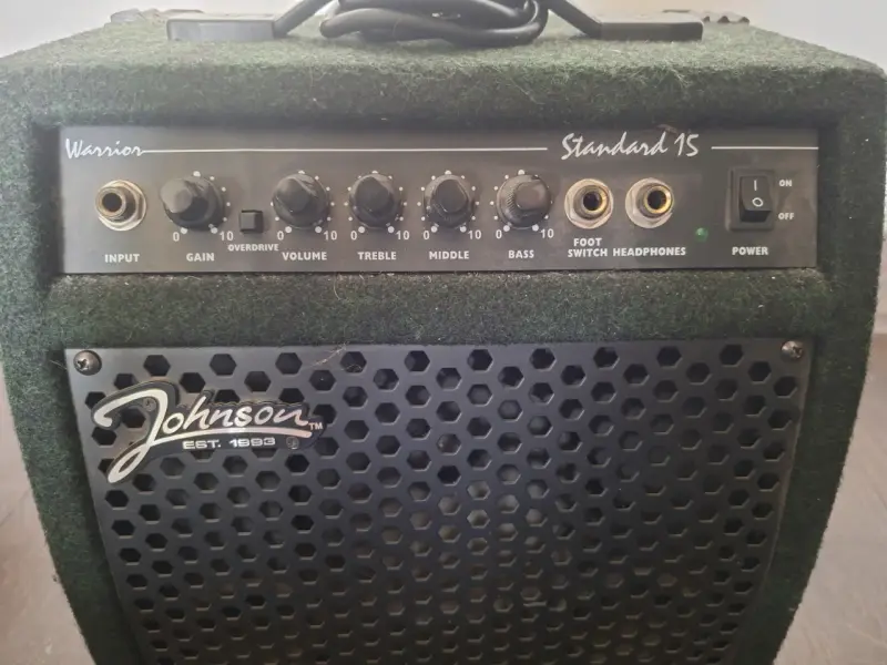 Amplificador Johnson Standard 15 para guitarra - 2