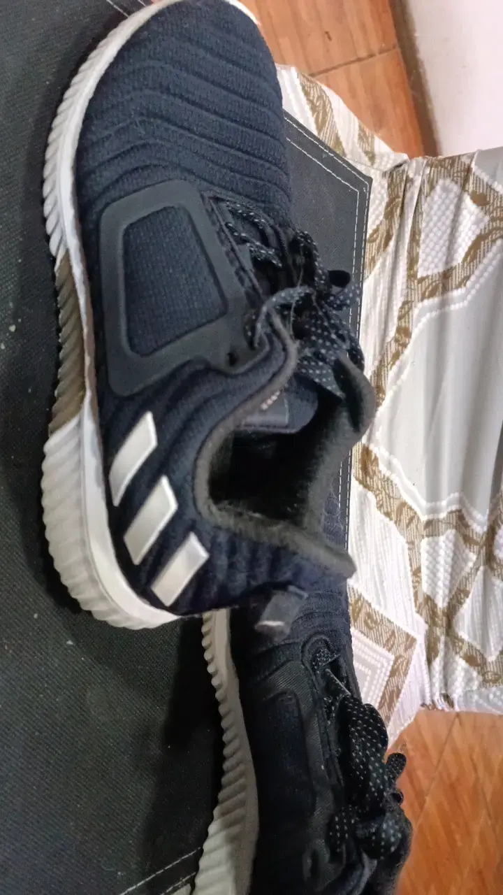 Zapatillas deportivas negras con diseño moderno - 1