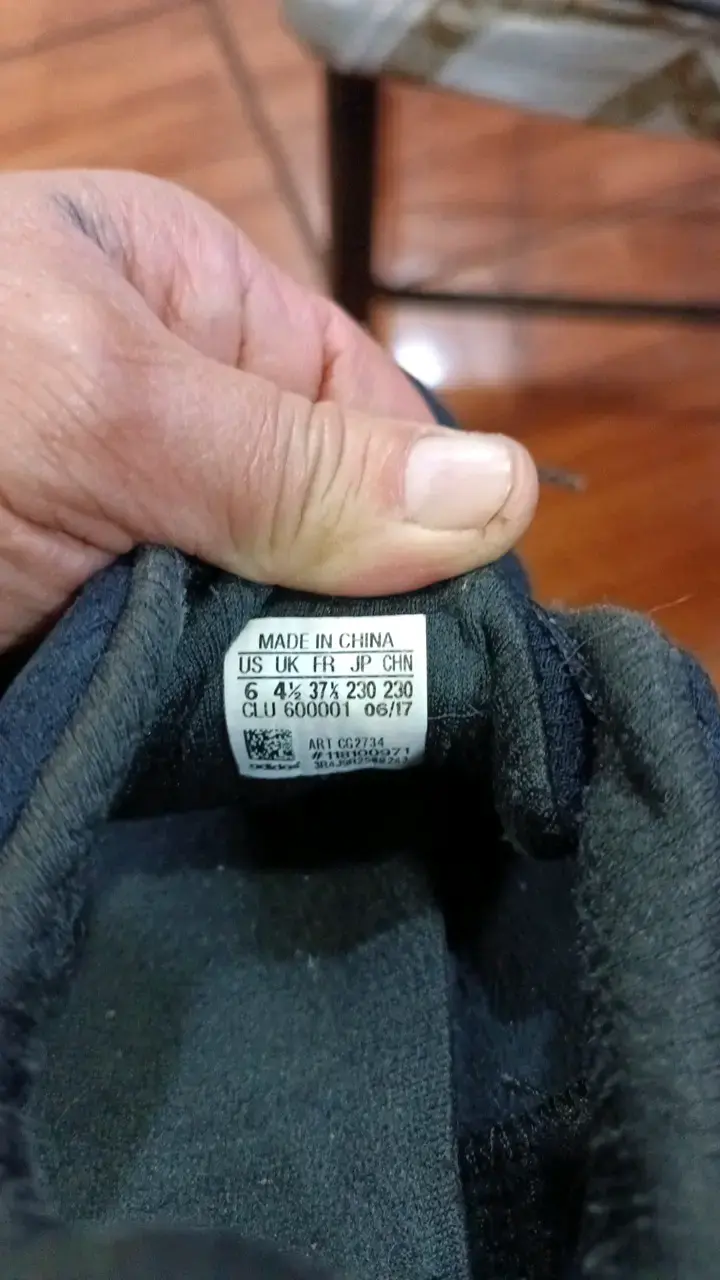 Zapatillas deportivas negras con diseño moderno - 2