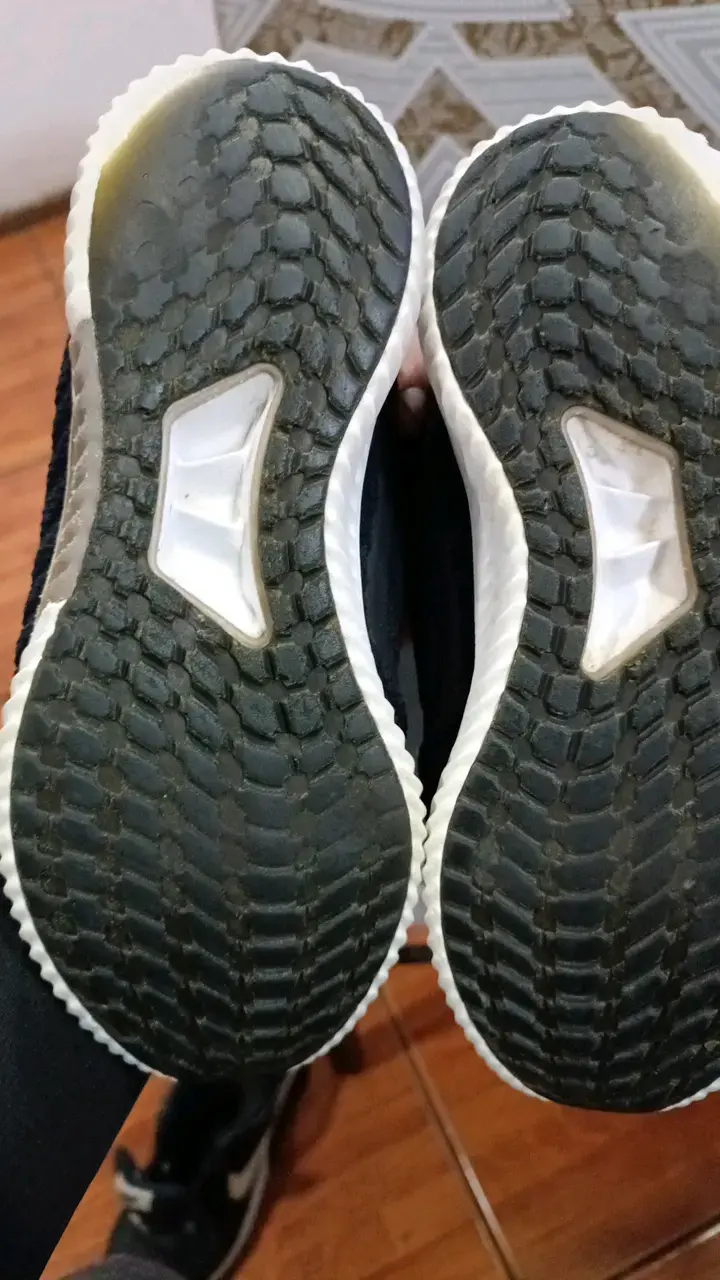Zapatillas deportivas negras con diseño moderno - 3