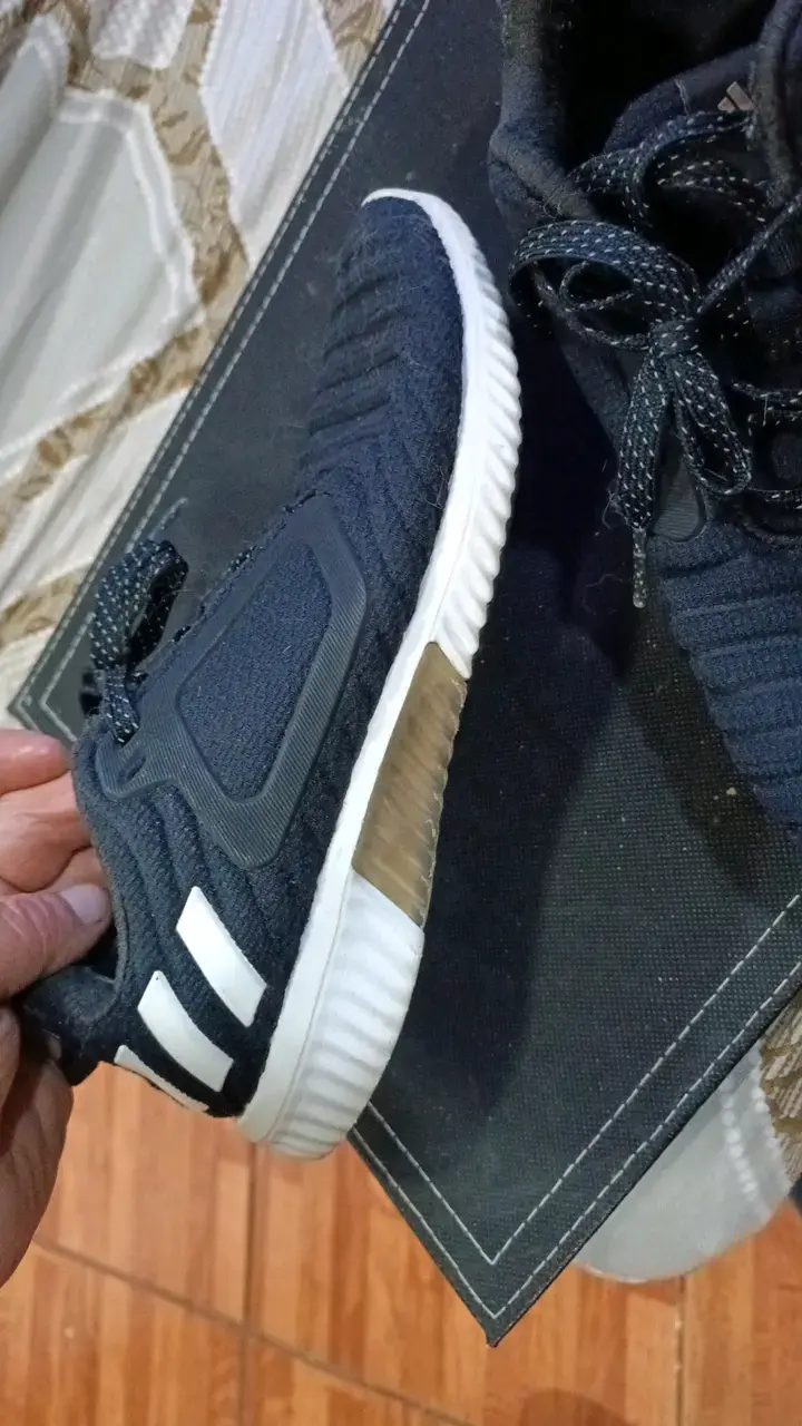 Zapatillas deportivas negras con diseño moderno - 4