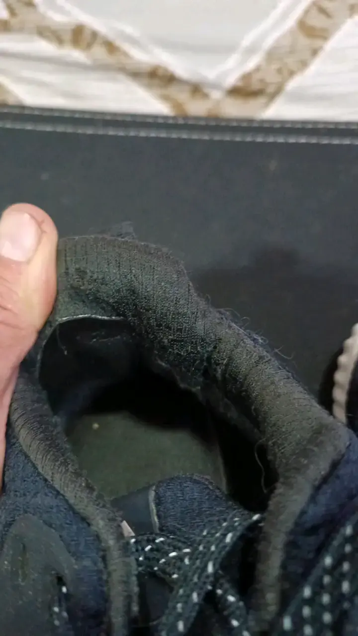 Zapatillas deportivas negras con diseño moderno - 5