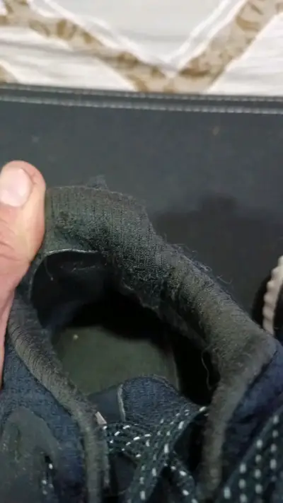 Zapatillas deportivas negras con diseño moderno - miniatura 5