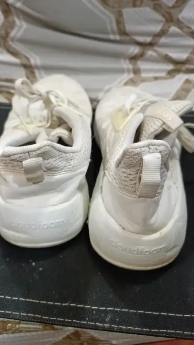 Zapatillas deportivas Adidas blancas usadas - miniatura 3