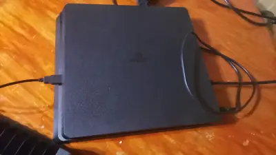 Consola PlayStation 4 Slim 1 TB en buen estado - miniatura 1
