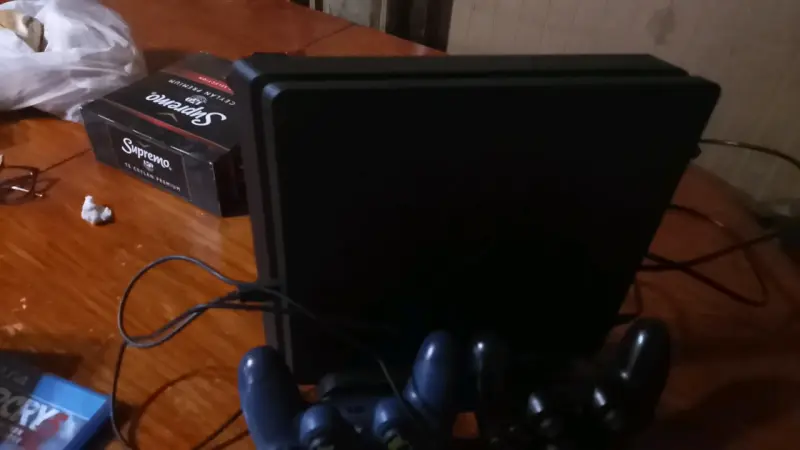Consola PlayStation 4 Slim 1 TB en buen estado - 4
