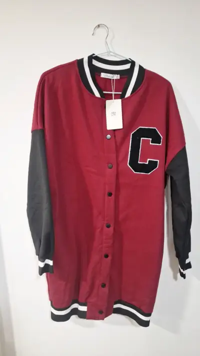 Chaqueta varsity roja con letra C - miniatura 1