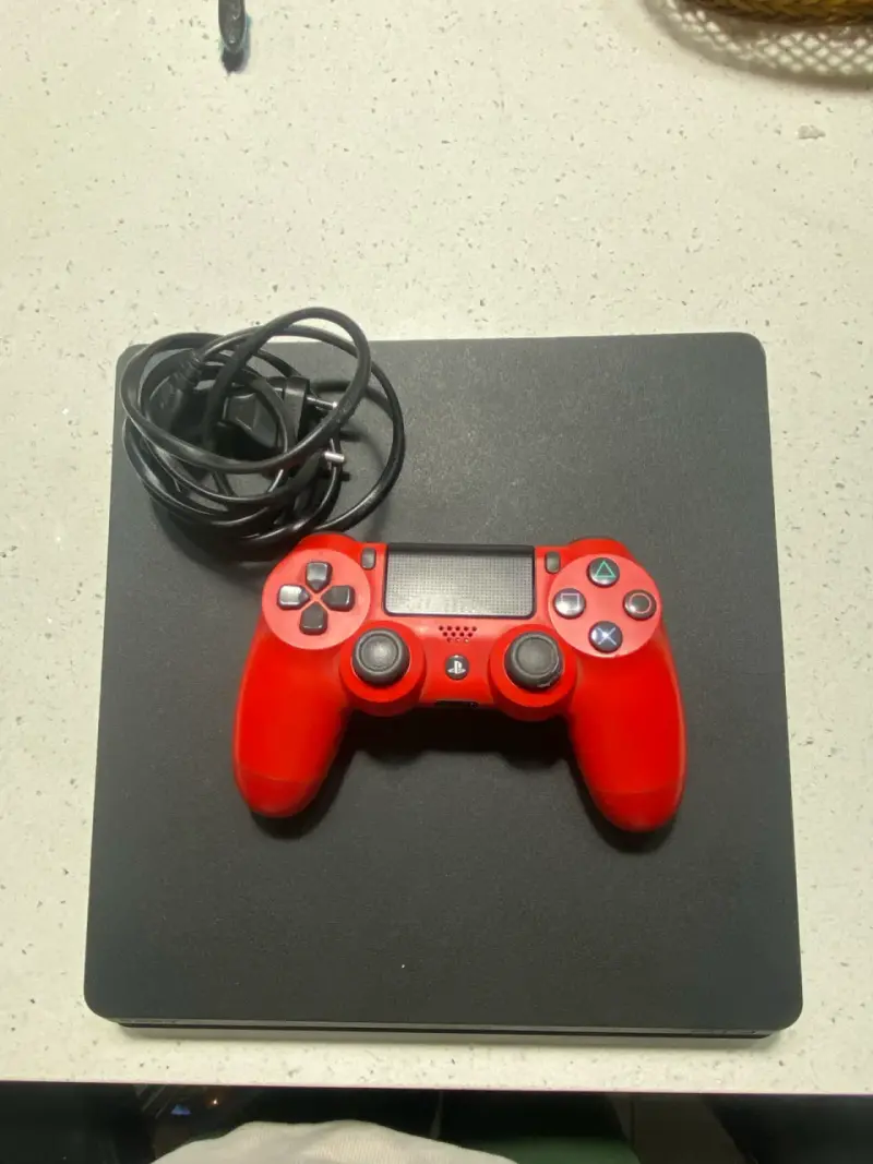 Consola PlayStation 4 con control rojo - 1