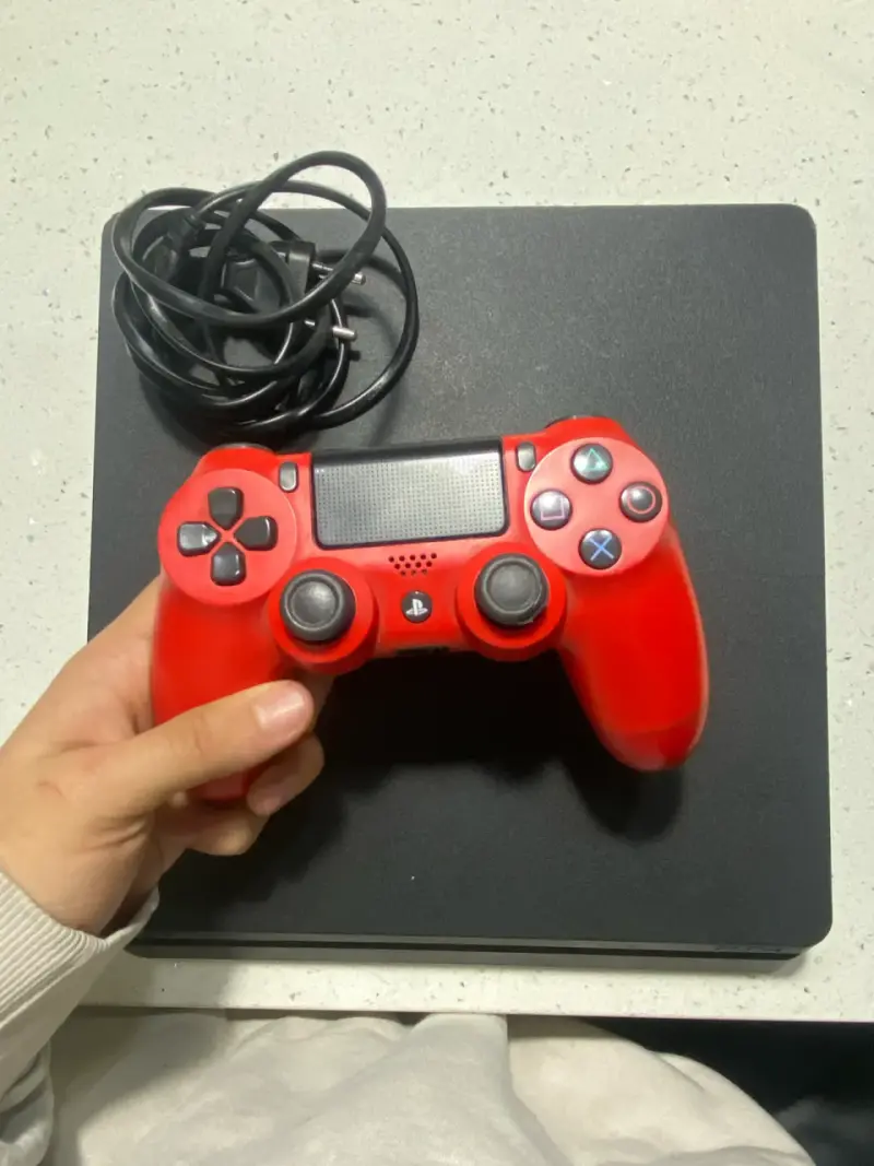 Consola PlayStation 4 con control rojo - 2