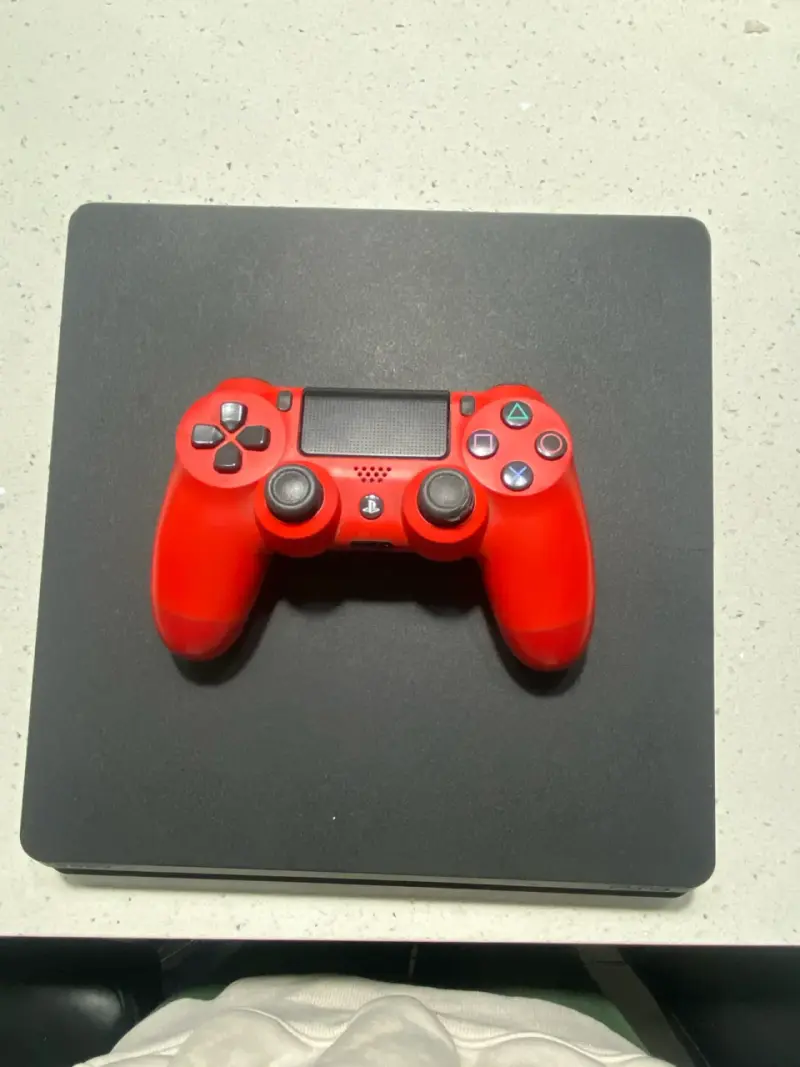Consola PlayStation 4 con control rojo - 3