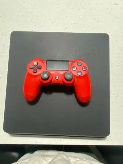 Consola PlayStation 4 con control rojo - miniatura 3