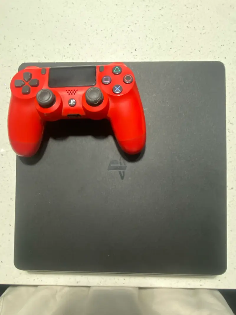 Consola PlayStation 4 con control rojo - 4