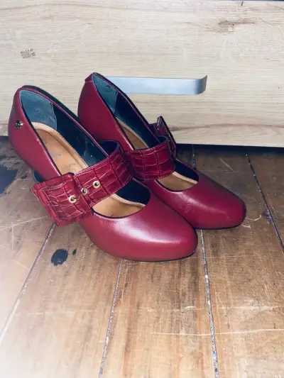 Zapatos de tacón rojo con hebilla - miniatura 1