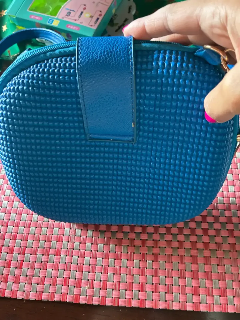 Cartera azul texturizada de mano - 1