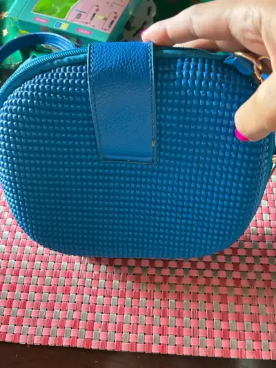 Cartera azul texturizada de mano - miniatura 1