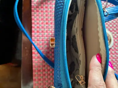 Cartera azul texturizada de mano - miniatura 2