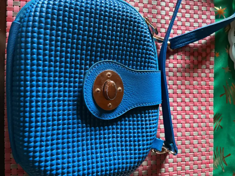 Cartera azul texturizada de mano - 3