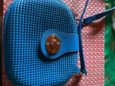 Cartera azul texturizada de mano - miniatura 3