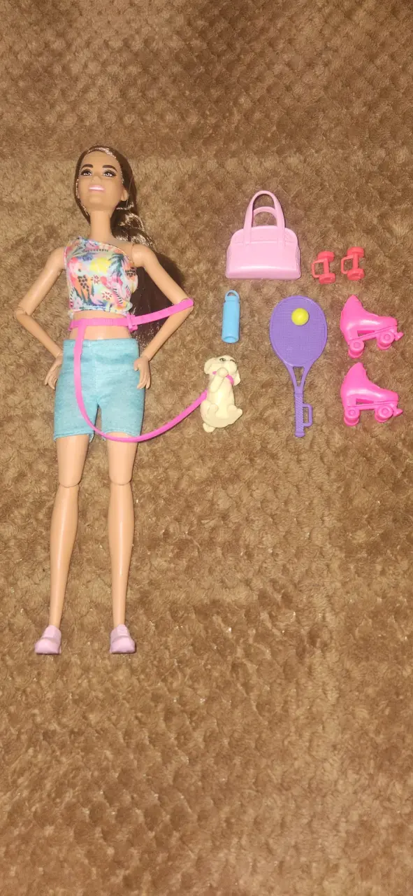 Muñeca con accesorios deportivos y mascota - 1