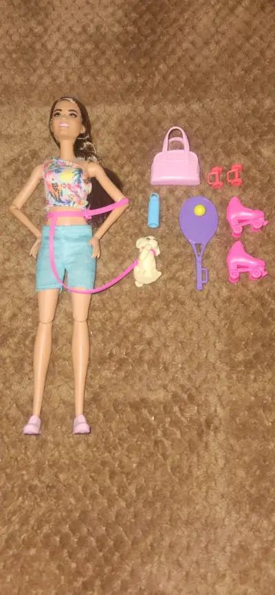 Muñeca con accesorios deportivos y mascota - miniatura 1